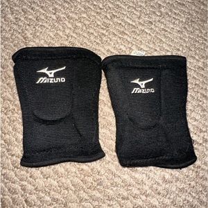 Mizuno black volleyball knee pads